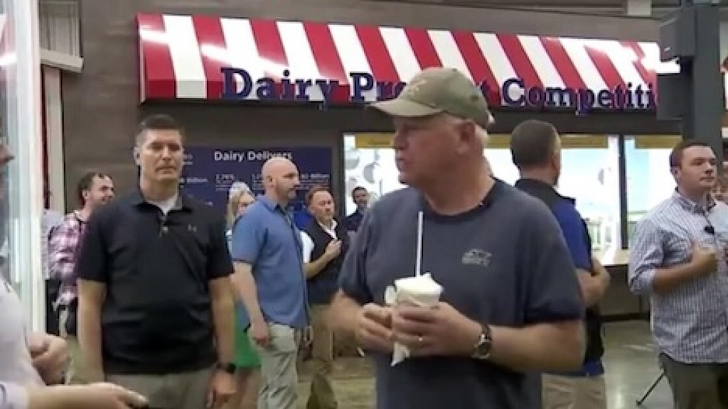 Tim Walz Turns His Back and Walks Away as Reporter Asks About the Six Hostages Found Dead in Gaza VIDEO
