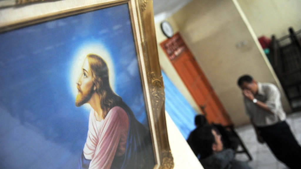 Indonesia authorities close down churchs worship space pastor dragged by mob