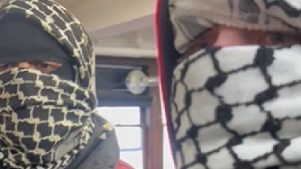 Student Protesters With Their Faces Covered by Keffiyehs Invade Jewish History Class at Columbia University VIDEO