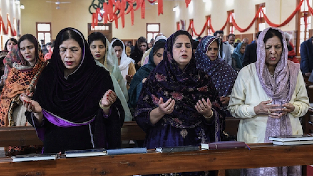 Pakistani Christians celebrate Christmas 4 months after attacks