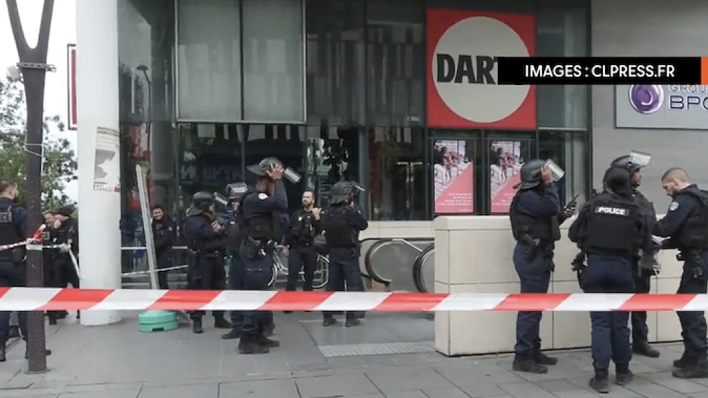 PARIS Veiled Woman Shouting Allah Akbar Threatens to Blow up Subway Police Shoot Her