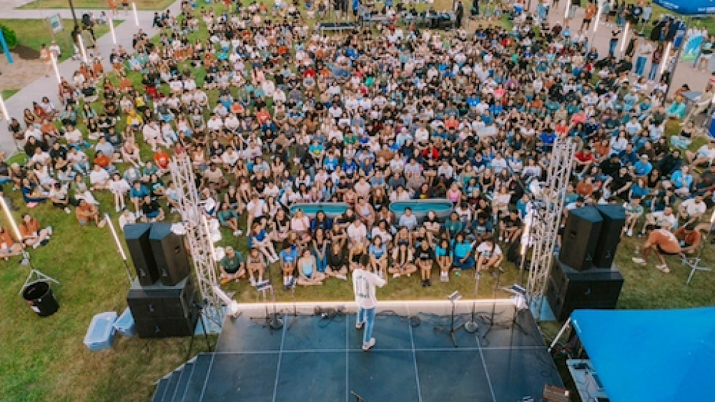 Texas AM campus revival event draws nearly 1500 students to worship Jesus 62 baptized